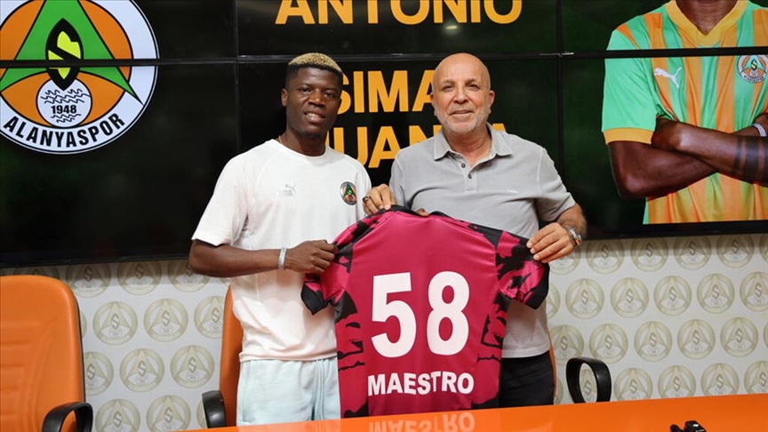Alanyaspor, Angolalı futbolcu Maestro ile 4 yıllık sözleşme imzaladı