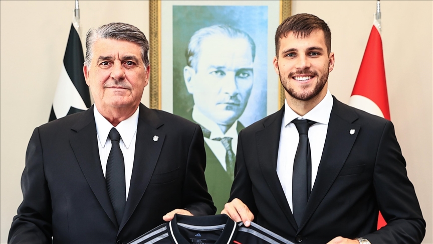 Beşiktaş Kulübü Başkanı Serdal Adalı, yeni transfer David Jurasek ile buluştu