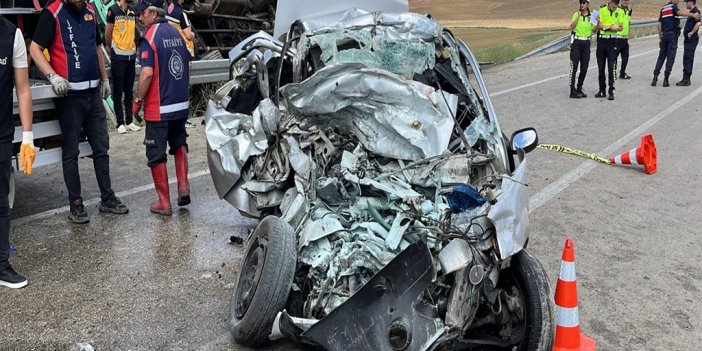 Ters yönde ilerleyen otomobil ile kamyon çarpıştı: 3 ölü, 2 yaralı