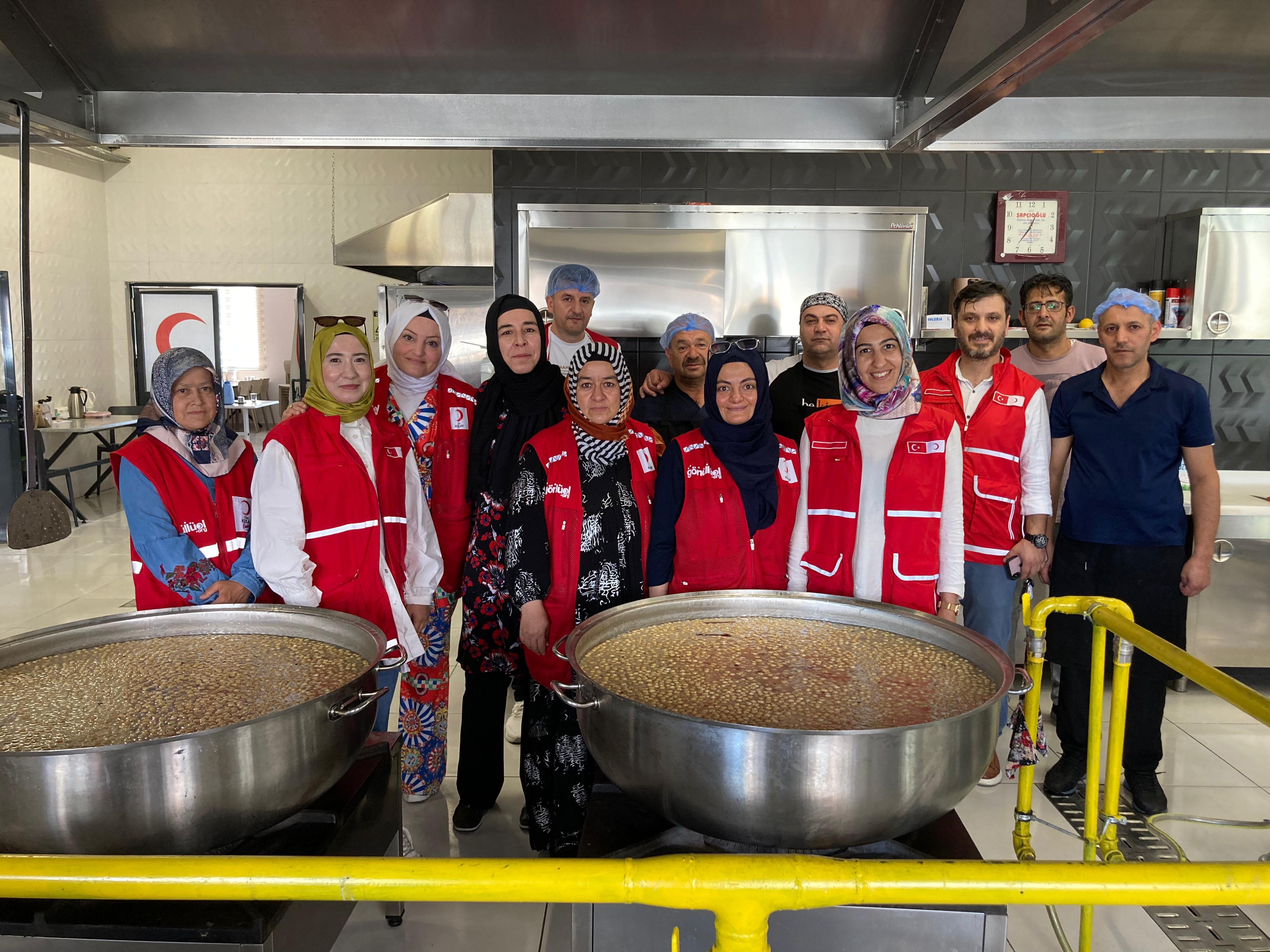 Kızılay Karatay Şubesi'nden Karatay Lavanta Festivali'nde 3000 kişiye aşure ikramı