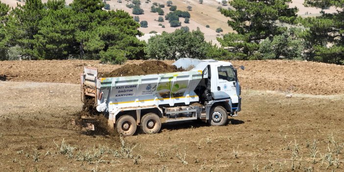 Selçuklu Belediyesi Üreticilere Kamyon Üzeri Gübre Dağıtım Makinesi İle Kolaylık Sağlıyor