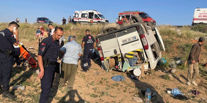 Konya'da tarım işçilerini taşıyan minibüs devrildi, 15 kişi yaralandı