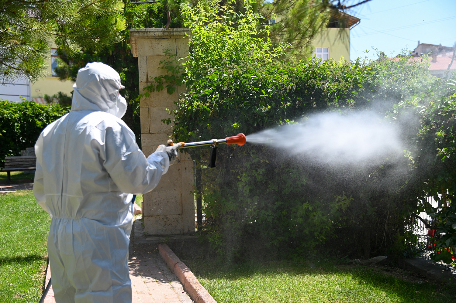 Selçuklu Belediyesi ilaçlamaları dış mahallelerde de sürdürüyor