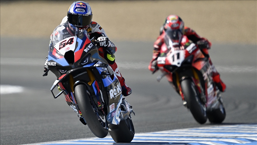 Milli motosikletçi Toprak Razgatlıoğlu, İngiltere'de superpole yarışını da kazandı