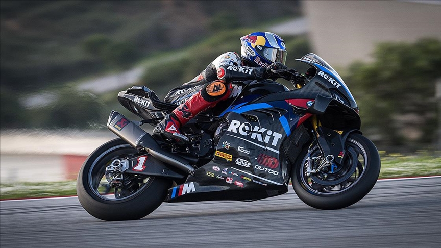 Milli motosikletçi Toprak Razgatlıoğlu, İngiltere'de 3 yarışı da kazandı