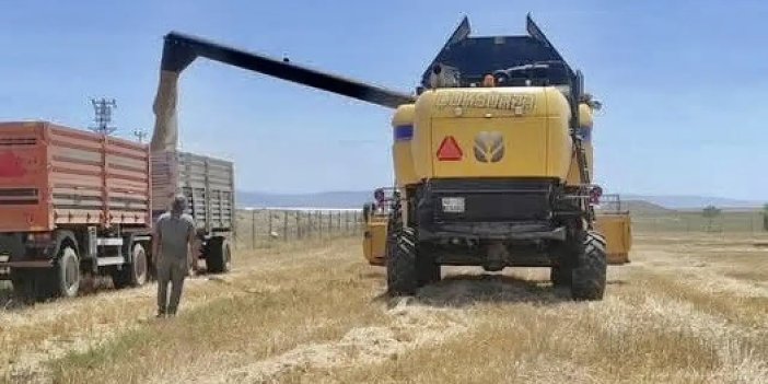 Konya'da biçerdöver tablası altında kalan operatör yaralandı