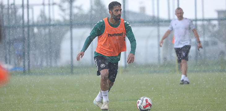 Konyaspor yoğun yağış altında taktik çalıştı