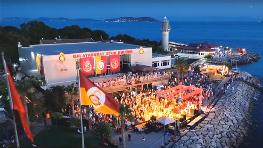 Galatasaray, 25. şampiyonluğu Kalamış'ta kutladı