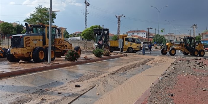 Konya'da sağanak hayatı olumsuz etkiledi