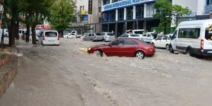 Ankara'da selin şiddetini en iyi anlatan görüntü! Sular, evin duvarını patlattı