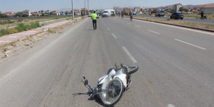 Aksaray'da ehliyetsiz sürücü, motosikleti ile polise çarptı