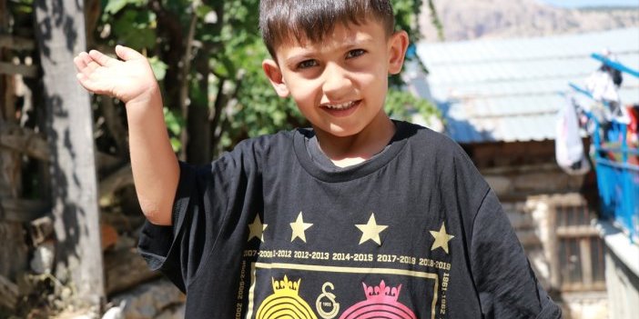 Konyalı gazi, tuttuğu takımdan vazgeçmeyen minik taraftarı böyle sevindirdi