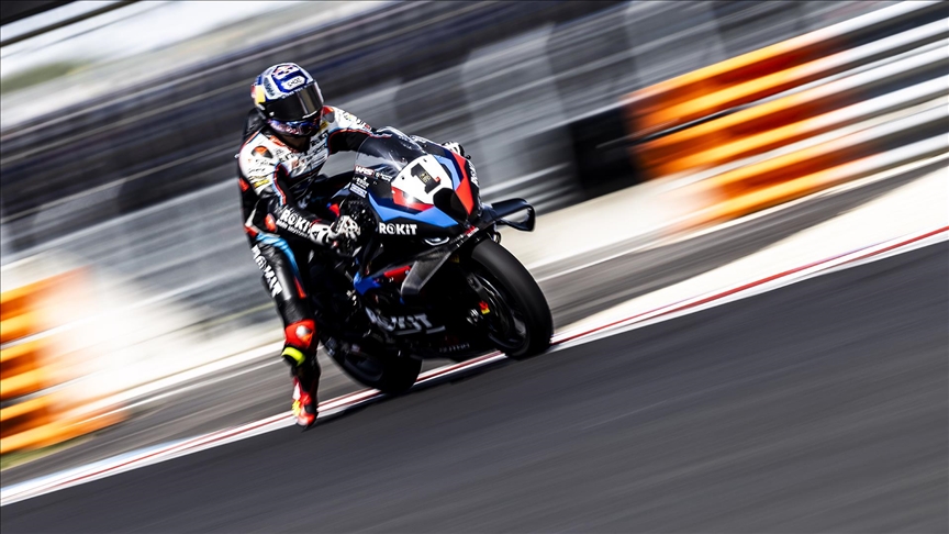 Toprak Razgatlıoğlu, Superbike Macaristan ayağının ilk yarışını kazandı