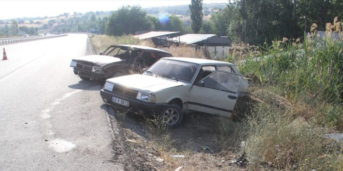 Konya'da otomobil park halindeki araca çarptı