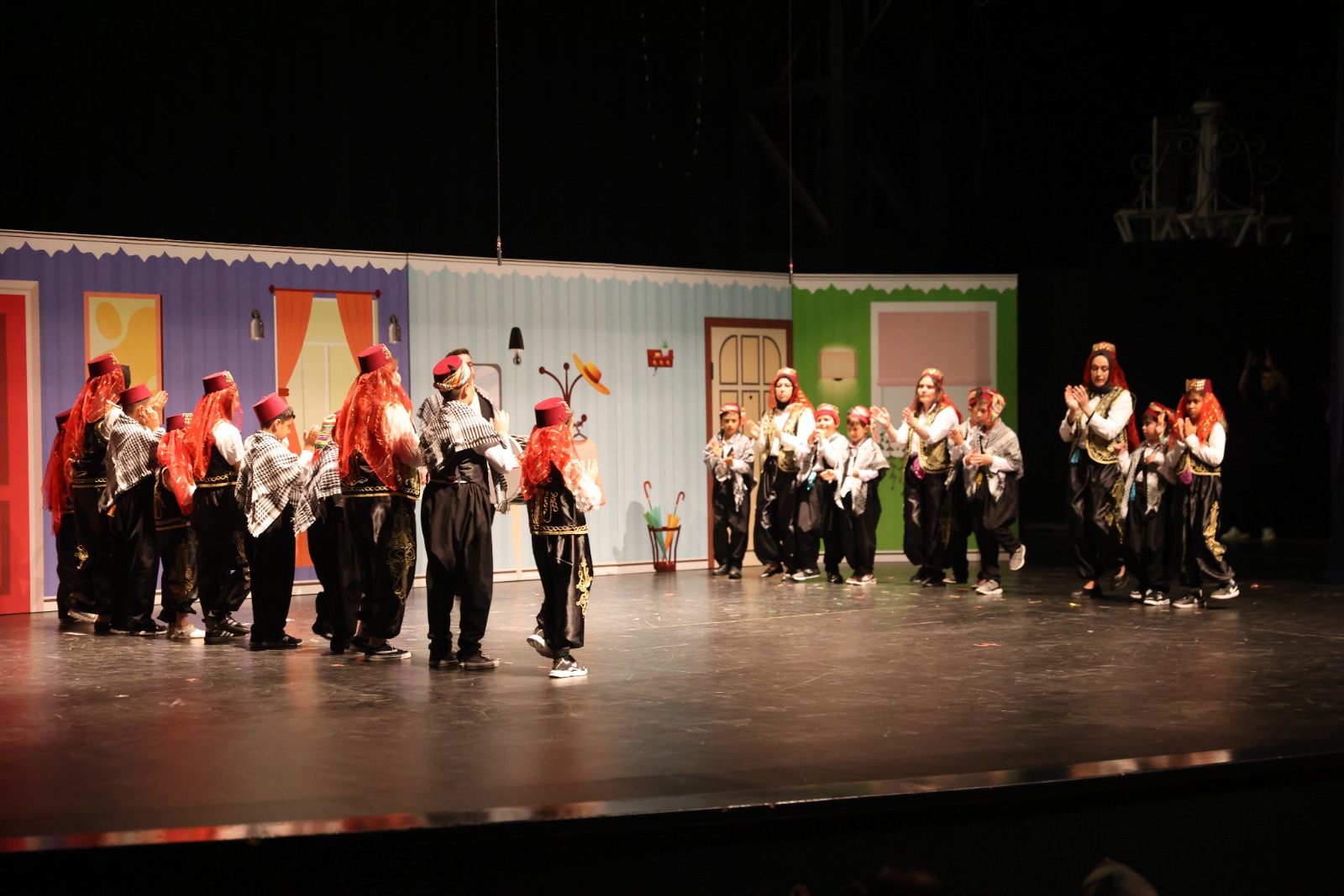 SOBE sahnede: Otizmli çocuklardan gururlandıran performans