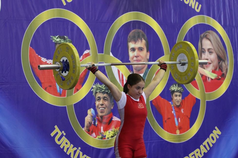 Şampiyon halterci Fatma Sena, Los Angeles'a odaklandı