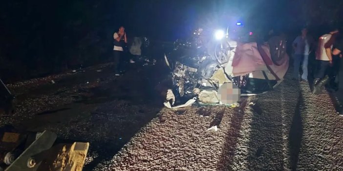 Katliam gibi kaza: İki otomobil kafa kafaya çarpıştı: 6 kişi hayatını kaybetti