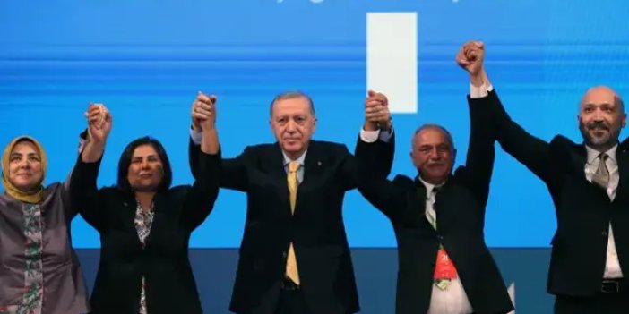 Rozetleri Cumhurbaşkanı Erdoğan taktı! İşte AK Parti'ye katılan 9 belediye başkanı
