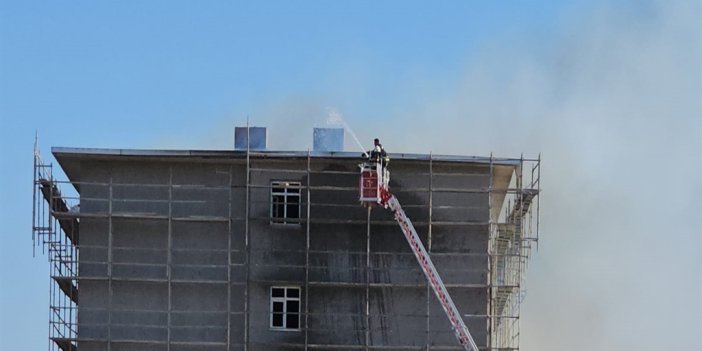 Yurt binası inşaatında yangın: 1 işçi mahsur kaldı