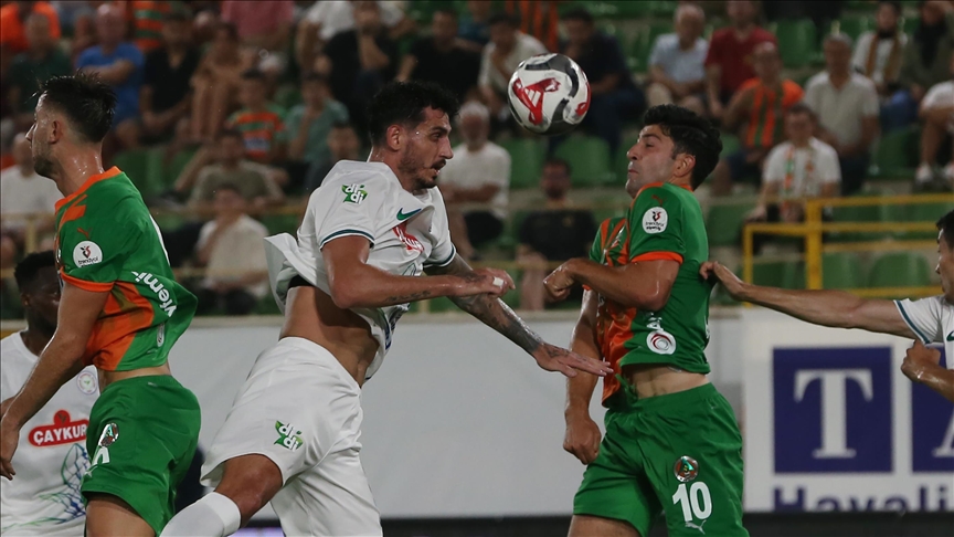 Alanyaspor ile Çaykur Rizespor arasında oynanan mücadele 0-0 sona erdi
