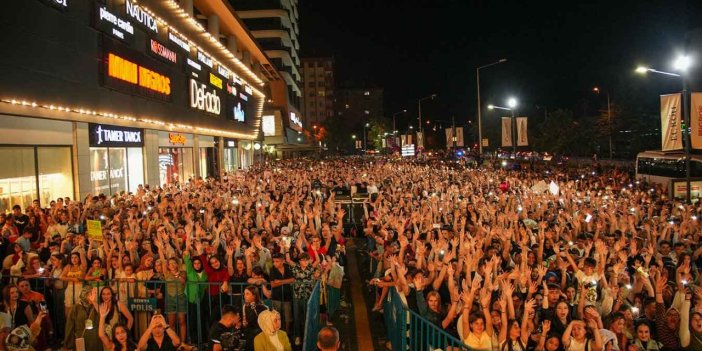 Konya'nın en büyük alışveriş merkezine ziyaretçi akını