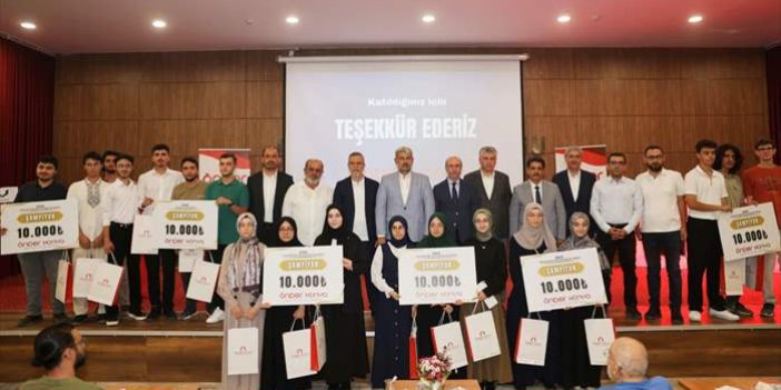 Konya'da başarılı öğrenciler için ödül töreni düzenledi