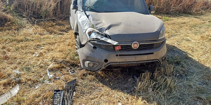 Konya'da şarampole devrilen hafif ticari araçtaki 2 kişi yaralandı