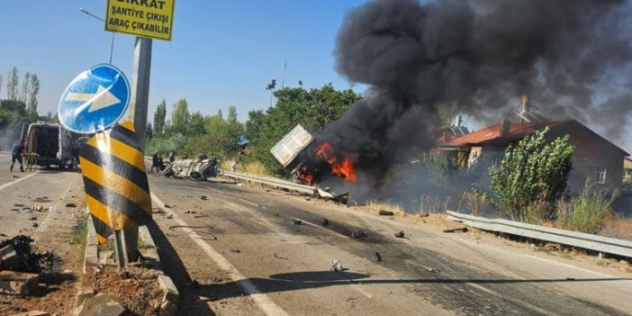 Konya'da otomobil ile çekici çarpıştı: Yangın çıktı 3 ölü
