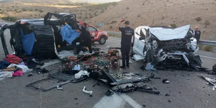 Hafif ticari araç ile otomobil kafa kafaya çarpıştı: 4 ölü, 2 yaralı