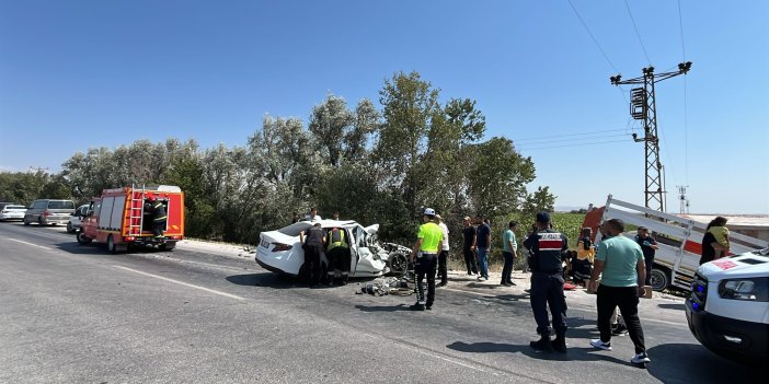 Konya’da otomobil kamyonetle çarpıştı:  1 olu 3’ü çocuk 5 yaralı