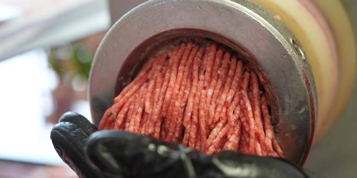 Konya'nın Meram ve Selçuklu ilçelerindeki lokantalarda satılan etli ekmeklerin harcında kanatlı eti tespit edildi