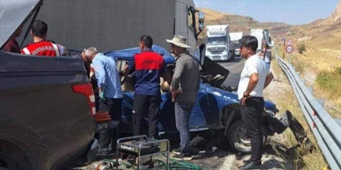 Tır ile pikap çarpıştı: 3 ölü