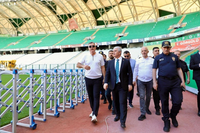 Vali Akın, milli maç öncesi stadyumu inceledi