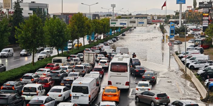 Sağanak yağış ulaşımı durdurdu
