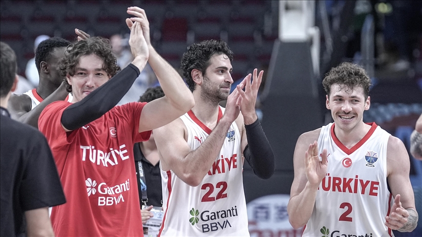 A Milli Basketbol Takımı Avrupa Şampiyonası'nda madalya hedefine adım adım yaklaşıyor