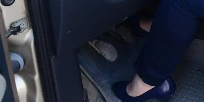 Terlik ya da topuklu ayakkabıyla trafiğe çıkan ceza yiyebilir