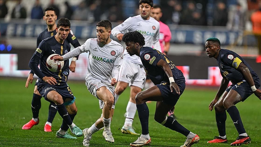 Süper Lig'de "Haliç Derbisi" yarın oynanacak