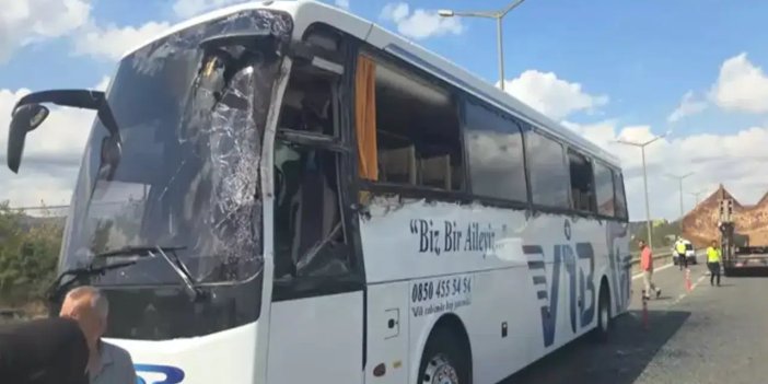 Otobüs, tıra çarptı