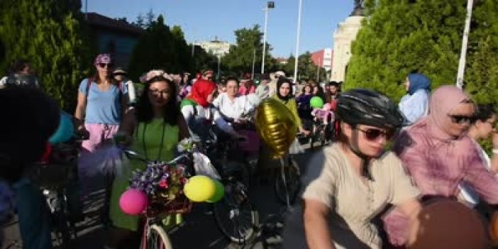 Konya'da kadınlar, Dünya Otomobilsiz Kentler Günü'ne dikkati çekmek için pedal çevirdi