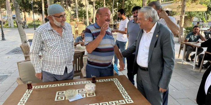 Latif Selvi vatandaşla bir arada