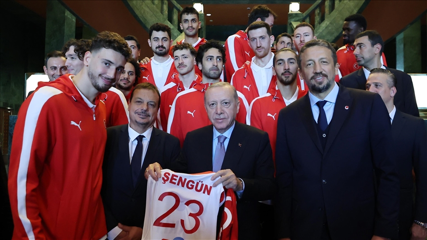 Cumhurbaşkanı Erdoğan A Milli Erkek Basketbol Takımı ile A Milli Kadın Voleybol Takımı'nı kabul etti