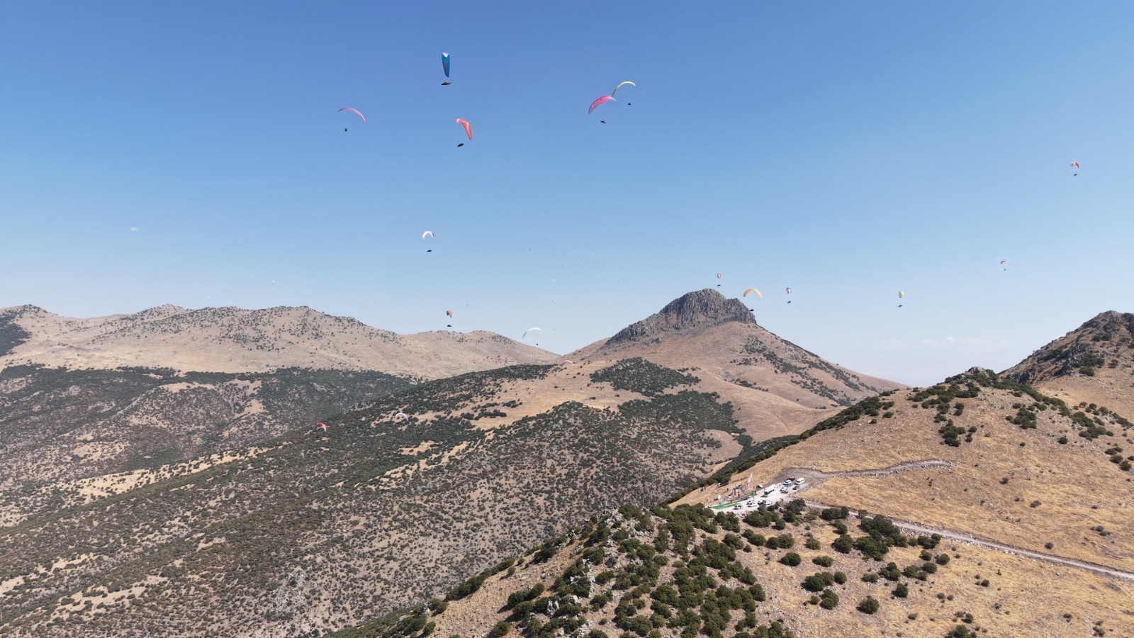 Karapınar’da yamaç paraşütü mesafe yarışmaları devam ediyor