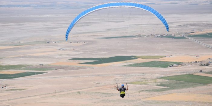 Karapınar’da Yamaç Paraşütü Mesafe Yarışmaları devam ediyor
