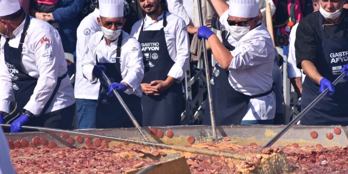Afyon'da yaklaşık 2 tonna sucuklu yumurta yapıldı
