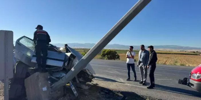 Ilgın'da otomobil refüjdeki direğe çarptı