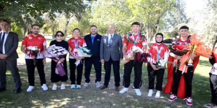 Avrupa Gençler Kick Boks Şampiyonası'nda madalya kazanan sporcular, Konya'da çiçeklerle karşılandı