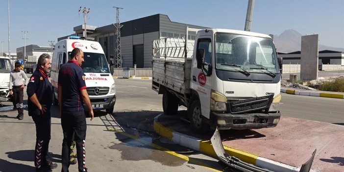 2 kamyonet çarpıştı: 1 yaralı