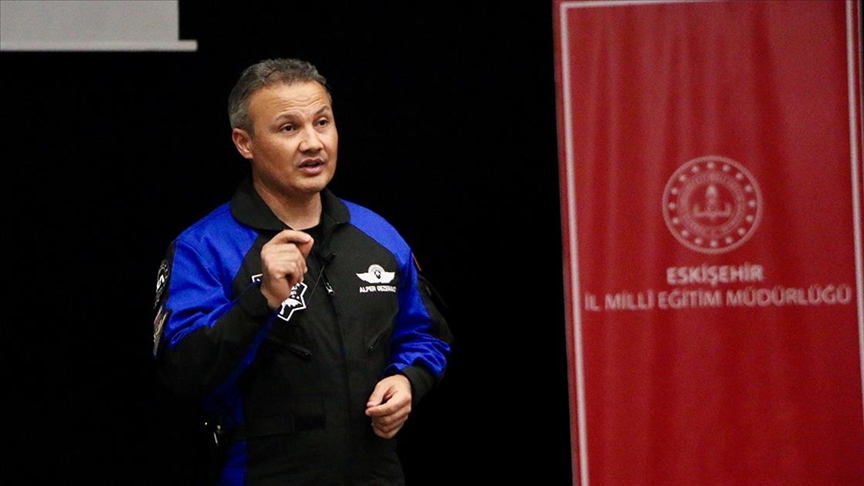 Türkiye'nin ilk astronotu Gezeravcı, Eskişehir'de öğrencilerle buluştu