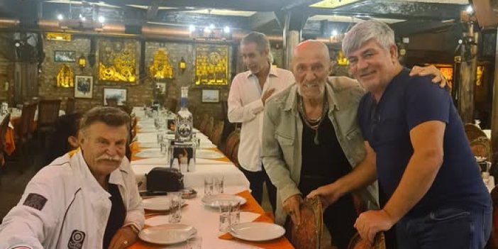 Taşkın Bey, sanatçı dostlarıyla birlikte