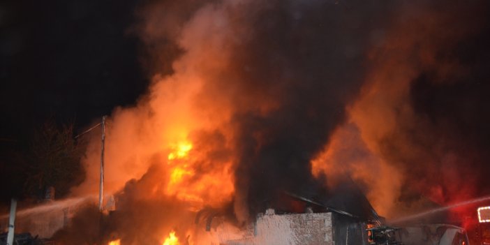 Ekmek yaptıkları tandırdan yükselen alevler, müştemilat ve 2 eve sıçradı